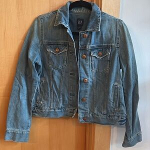 Women’s vintage gap jean jacket (size Medium)